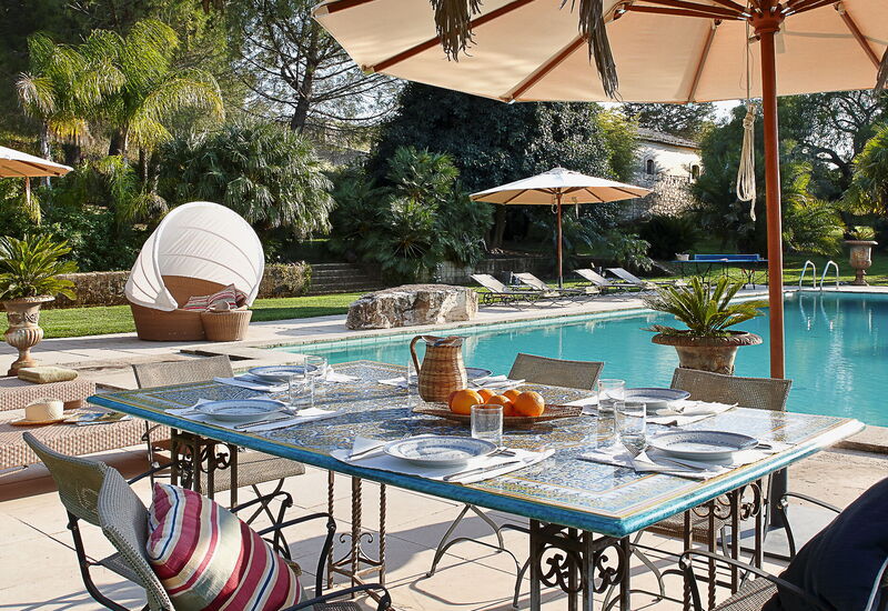 Villa Naxos: Aktiviteter, Balkong / terrasse / uteplass, basseng, Eksteriør, Fasiliteter, Hage, Hovedinngang, Mennesker, Sommer, Vår, Velferd