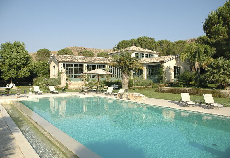 Villa Naxos: Aktiviteter, Balkong / terrasse / uteplass, basseng, Eksteriør, Fasiliteter, Hage, Hovedinngang, Mennesker, Sommer, Vår, Velferd