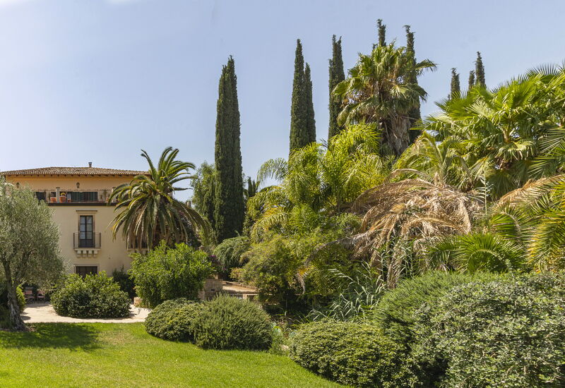 Villa Naxos: Aktiviteter, Balkong / terrasse / uteplass, basseng, Eksteriør, Fasiliteter, Hage, Hovedinngang, Mennesker, Sommer, Vår, Velferd