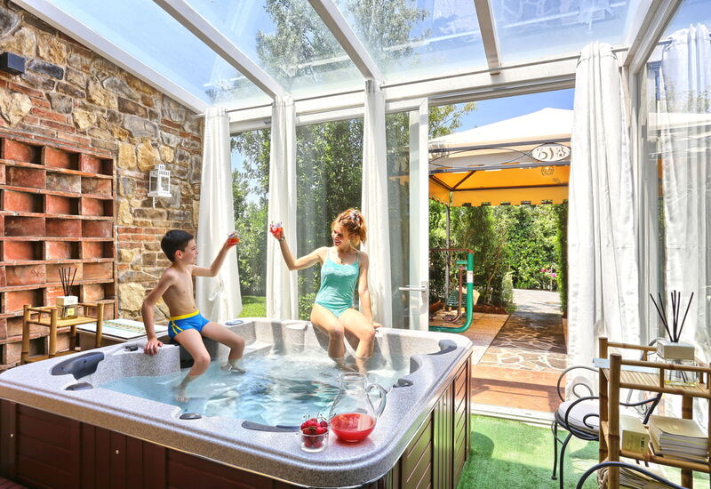 Villa San Gerbero 21: bubbelbad, Buitenkanten, Buitenshuis, Eten, Keuken, Lente, Welzijn, Zomer, zwembad