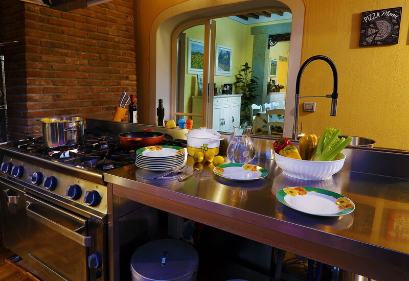 Villa San Gerbero 21: bubbelbad, Buitenkanten, Buitenshuis, Eten, Keuken, Lente, Welzijn, Zomer, zwembad