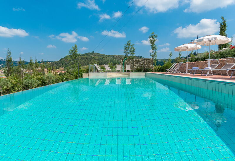 Villa San Gerbero 21: bubbelbad, Buitenkanten, Buitenshuis, Eten, Keuken, Lente, Welzijn, Zomer, zwembad