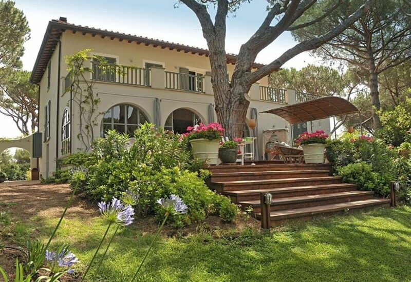 Villa Bibbona: Balkong / terrasse / uteplass, basseng, Eksteriør, Hage, Sommer, Utendørs, Vår