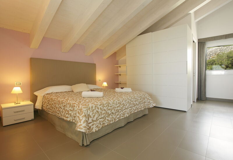 Villa Infinity: Amenities, Pool, Room Detail, Spring