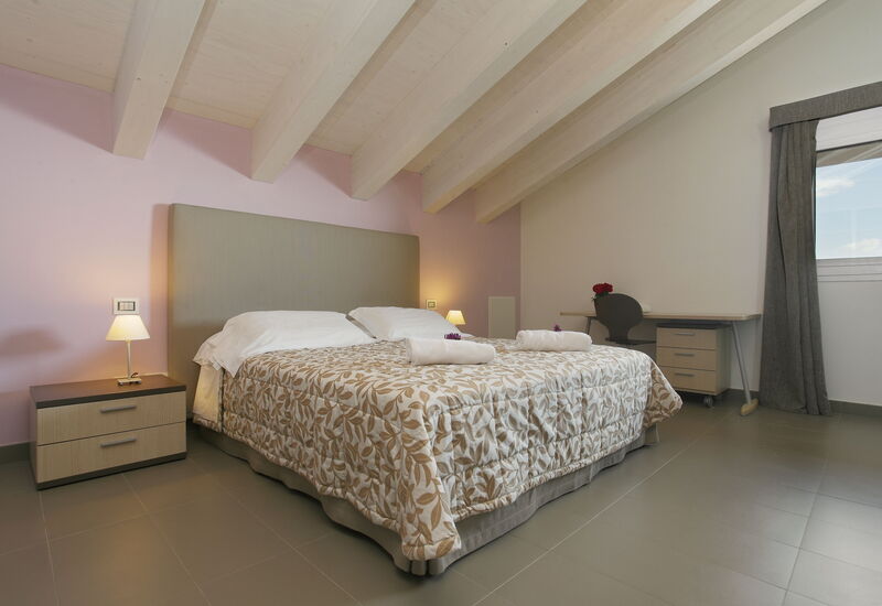 Villa Infinity: Amenities, Pool, Room Detail, Spring