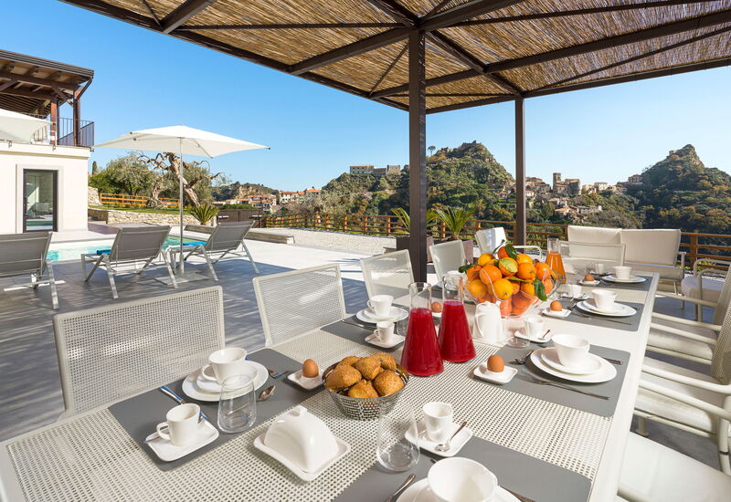 Villa Zagara: Activiteiten, Buitenkanten, Hoofdingang, Lente, Tuin, Voorzieningen, Zomer, zwembad