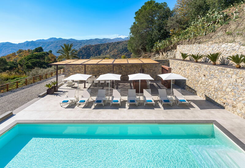 Villa Zagara: Activiteiten, Buitenkanten, Hoofdingang, Lente, Tuin, Voorzieningen, Zomer, zwembad