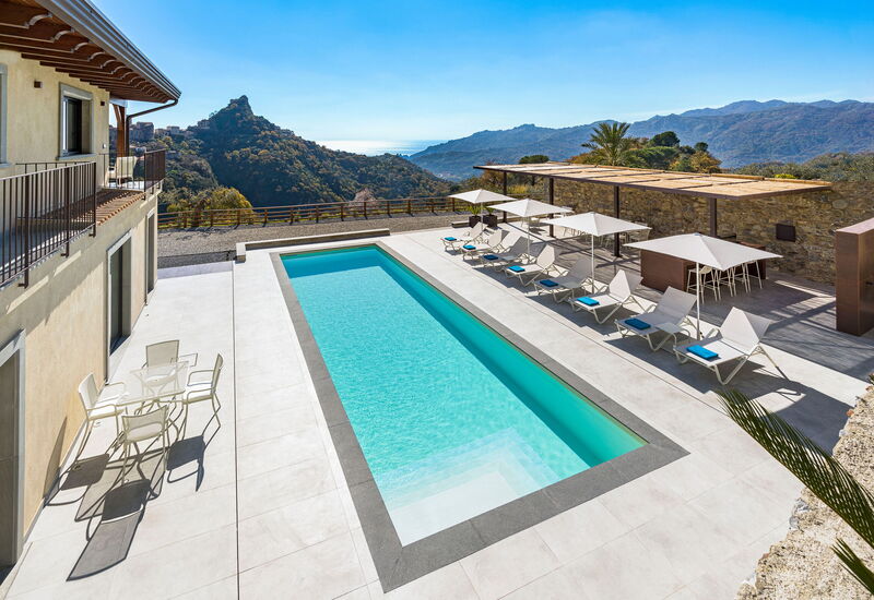 Villa Zagara: Activiteiten, Buitenkanten, Hoofdingang, Lente, Tuin, Voorzieningen, Zomer, zwembad