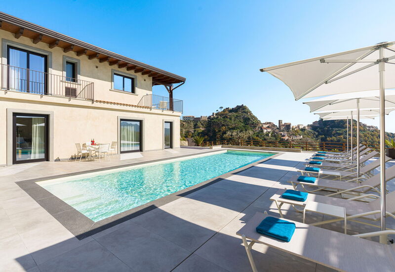 Villa Zagara: Activiteiten, Buitenkanten, Hoofdingang, Lente, Tuin, Voorzieningen, Zomer, zwembad