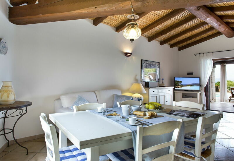 Villa Martini: Aktiviteter, Balkong / terrasse / uteplass, basseng, Eksteriør, Fasiliteter, Romdetaljer, Sommer, Vår